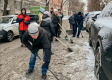Подростки-волонтеры помогли очистить тротуары и парковки на Васильевском острове от снега