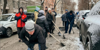 Подростки-волонтеры помогли очистить тротуары и парковки на Васильевском острове от снега