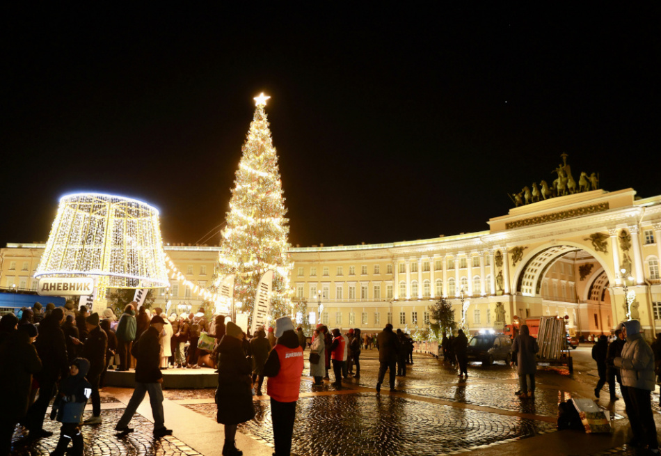 На Дворцовой площади зажглась новогодняя ель