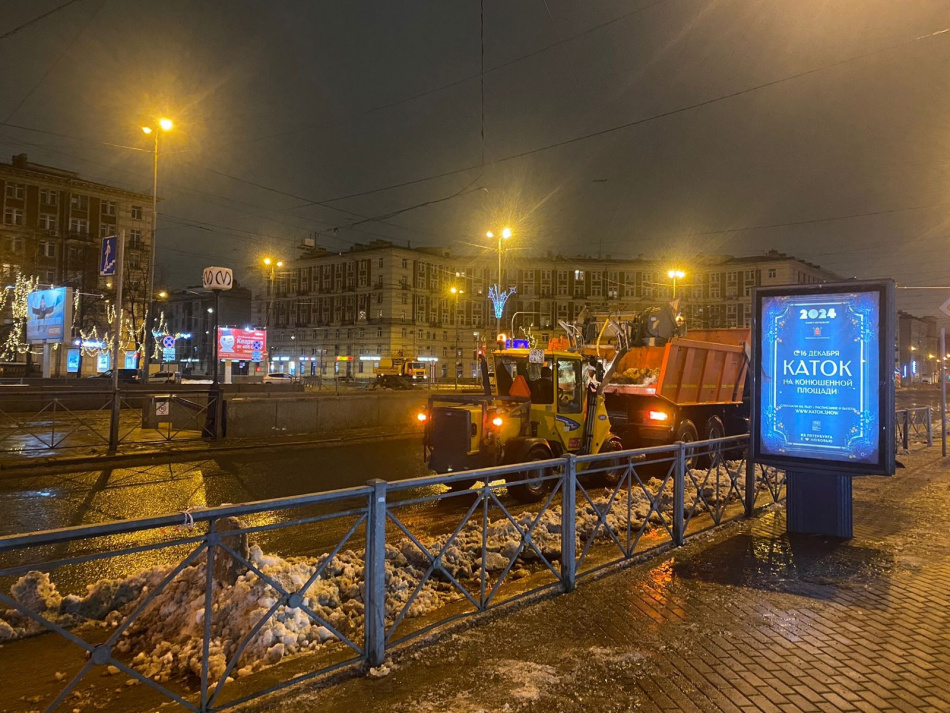 С начала зимы с улиц Петербурга вывезли более 800 тыс. кубометров снега