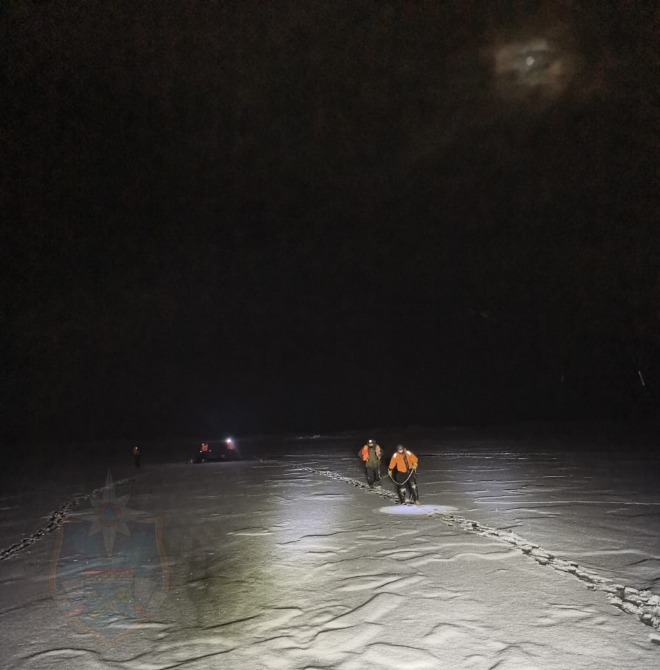 В Ленобласти мужчина на снегоходе провалился под лед