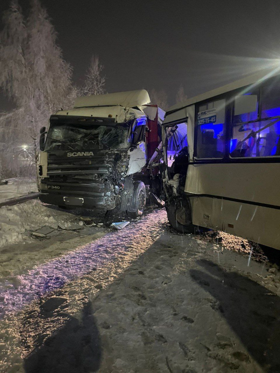 В Ленобласти столкнулись грузовик и пассажирский автобус