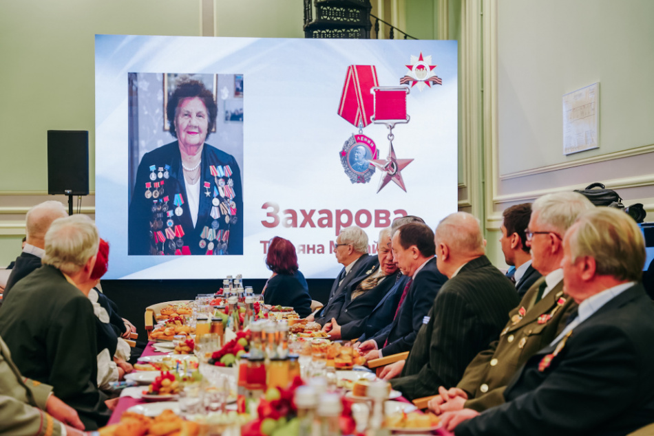 Губернатор поздравил ветеранов Петербурга с наступающим Новым годом и Рождеством