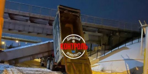 Грузовик частично обрушил мост в деревне Косколово у порта Усть-Луга