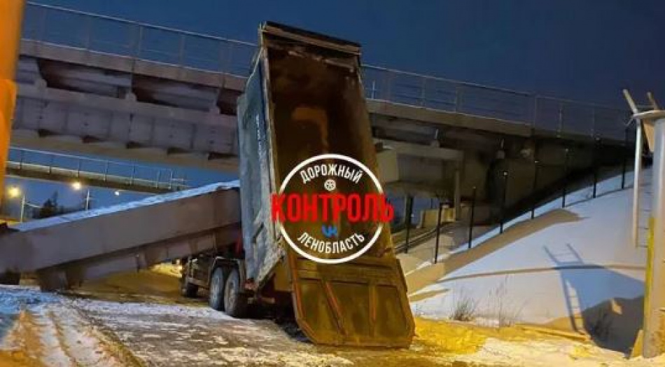 Грузовик частично обрушил мост в деревне Косколово у порта Усть-Луга