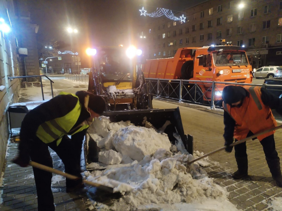25 тыс. кубометров снега вывезли из Петербурга за минувшие сутки