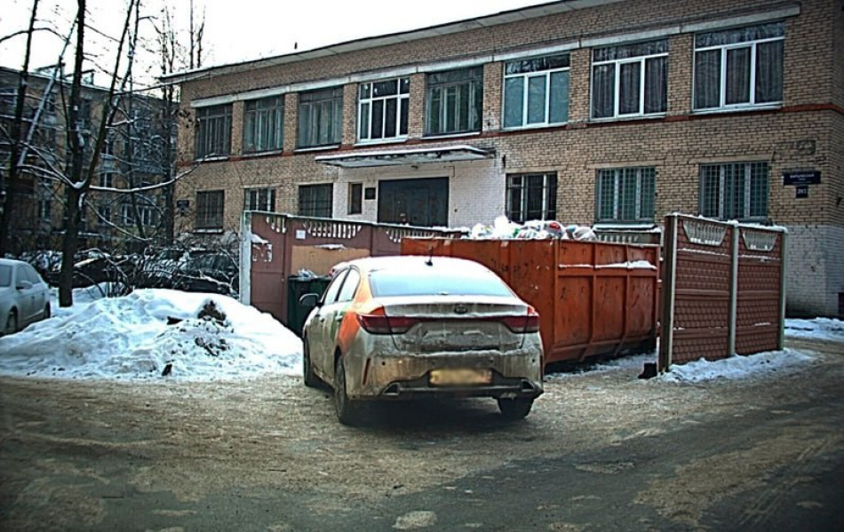 Петербуржцам напомнили о штрафах за перекрытие контейнерных площадок