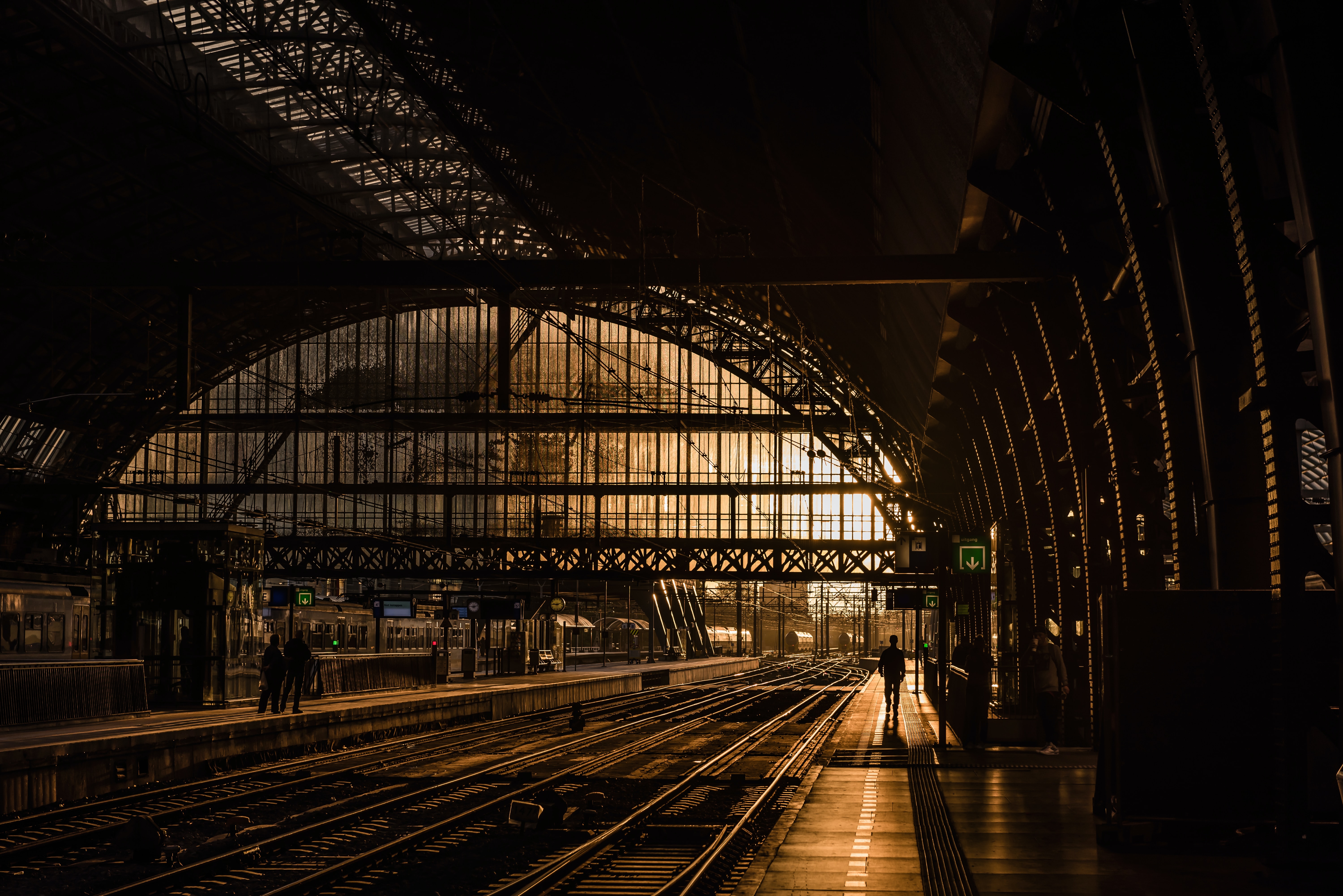 Railway Station – станция вокзала. Вокзал Льеж-Гийемен. Вокзал Монако-Монте-Карло. Киевский вокзал перроны.