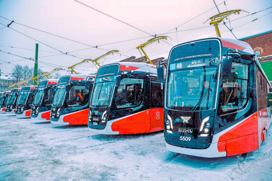 Для развития общественного транспорта Петербурга в 2024 году закупят около 900 единиц новой техники 