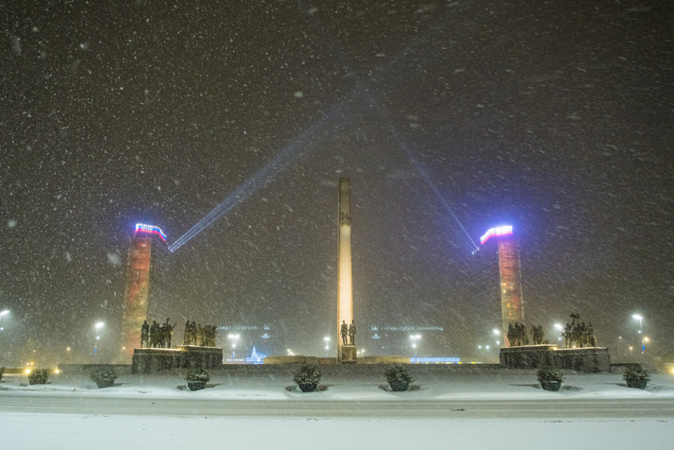 Над Монументом героическим защитникам Ленинграда появились лучи прожекторов