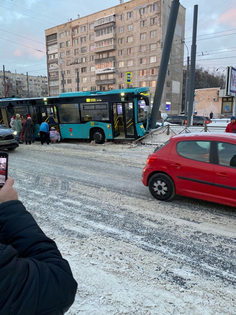 На Светлановском проспекте рейсовый автобус №60 влетел в столб, пострадали  пассажиры