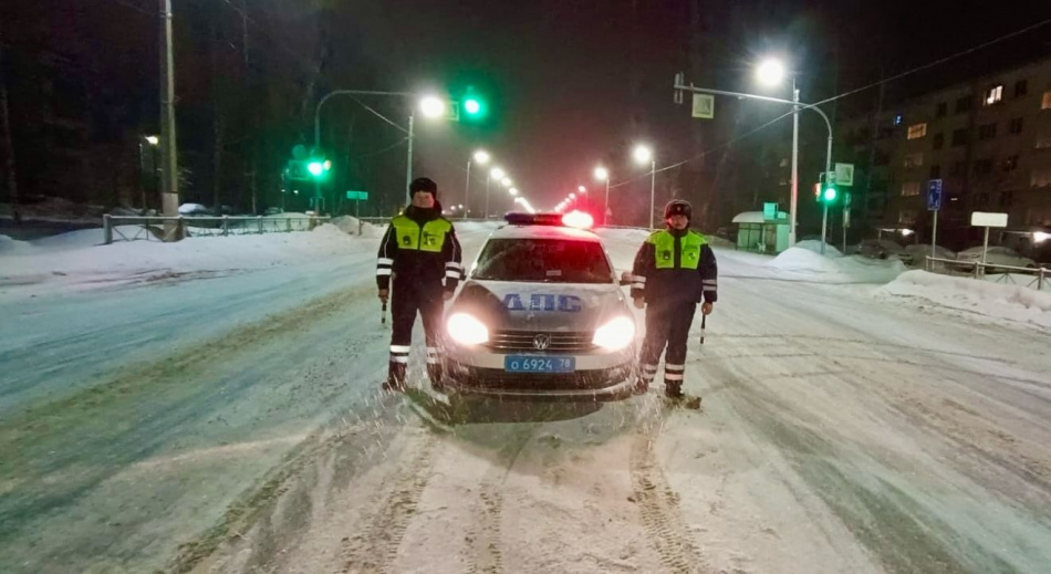 В Тосно сотрудники Госавтоинспекции помогли женщине с ребенком