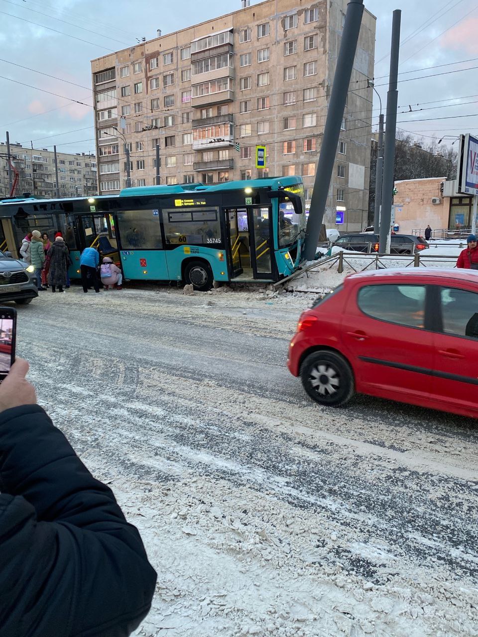 На Светлановском проспекте рейсовый автобус №60 влетел в столб, пострадали  пассажиры