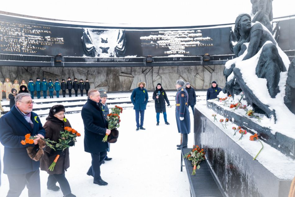 К Монументу героическим защитникам Ленинграда возложили цветы