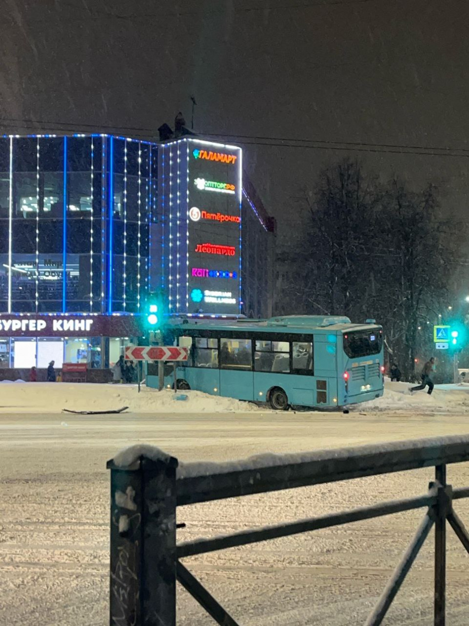 Лазурный автобус и «Газель» лоб в лоб столкнулись у метро «Ленинский проспект»