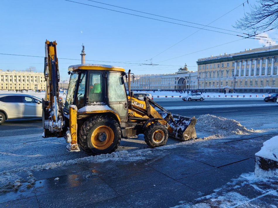 Дорожники Петербурга продолжают бороться с осадками и гололедом на улицах и дорогах города