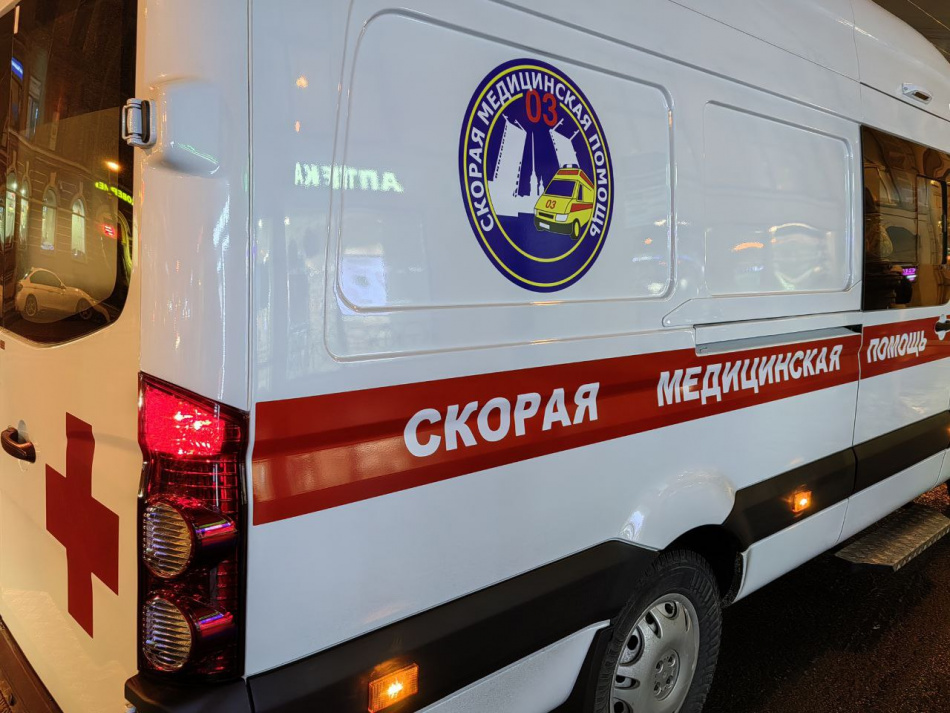 Младенец попал в реанимацию после падения с рук матери на улице в Петербурге