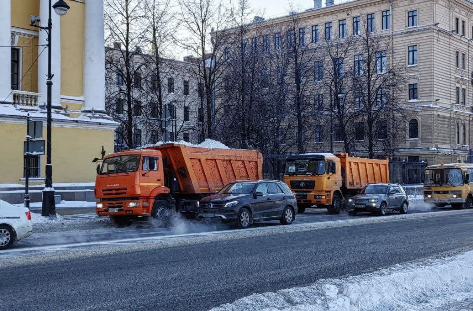Для борьбы с гололёдом в Петербурге за неделю использовали почти 1160 тонн чистой соли