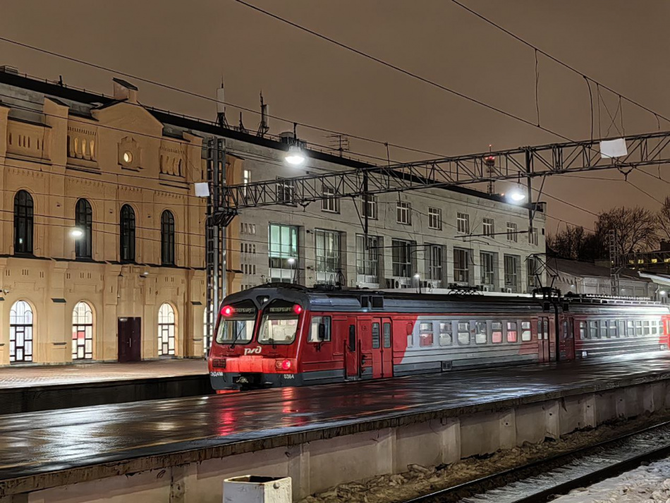 Расписание еще девяти автобусов Петербурга подстроили к тактовым электричкам