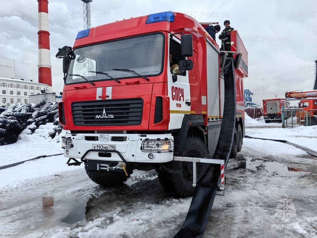 Пожар в автосервисе на Салова локализовали