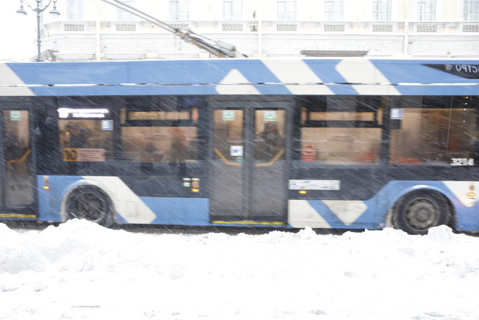 Утром 15 февраля дороги в Петербурге «покраснели» 