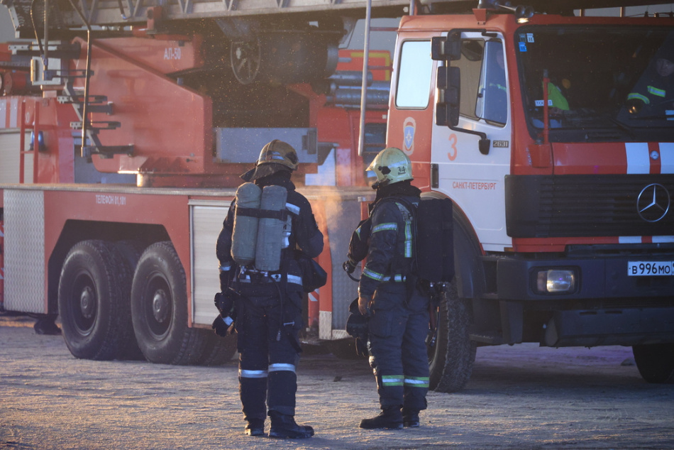 Возле ТРК "Континент" заметили несколько пожарных машин