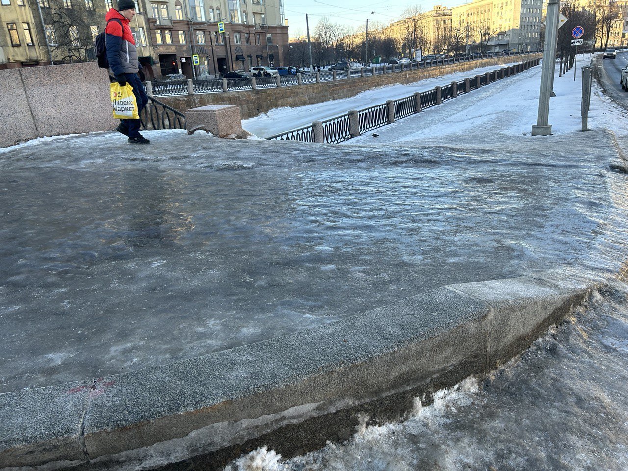 Петербургский архитектор очистил ступени дома ото льда необычным способом