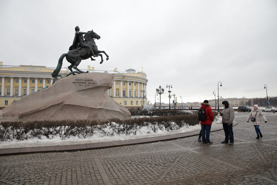 В Петербурге задержали юношу, который справил нужду на Медного всадника
