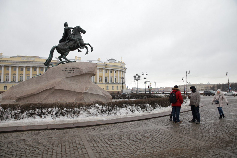 Полиция Петербурга разыскивает вандала, который помочился на Медного всадника