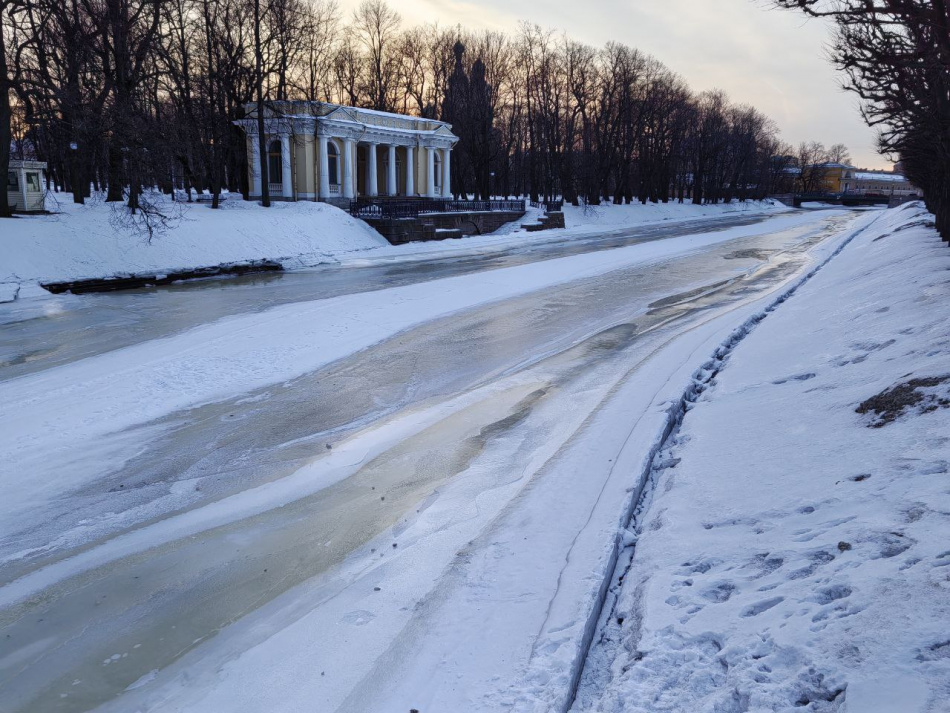 Почти 20 человек травмировались при падении на льду в Петербурге за два дня