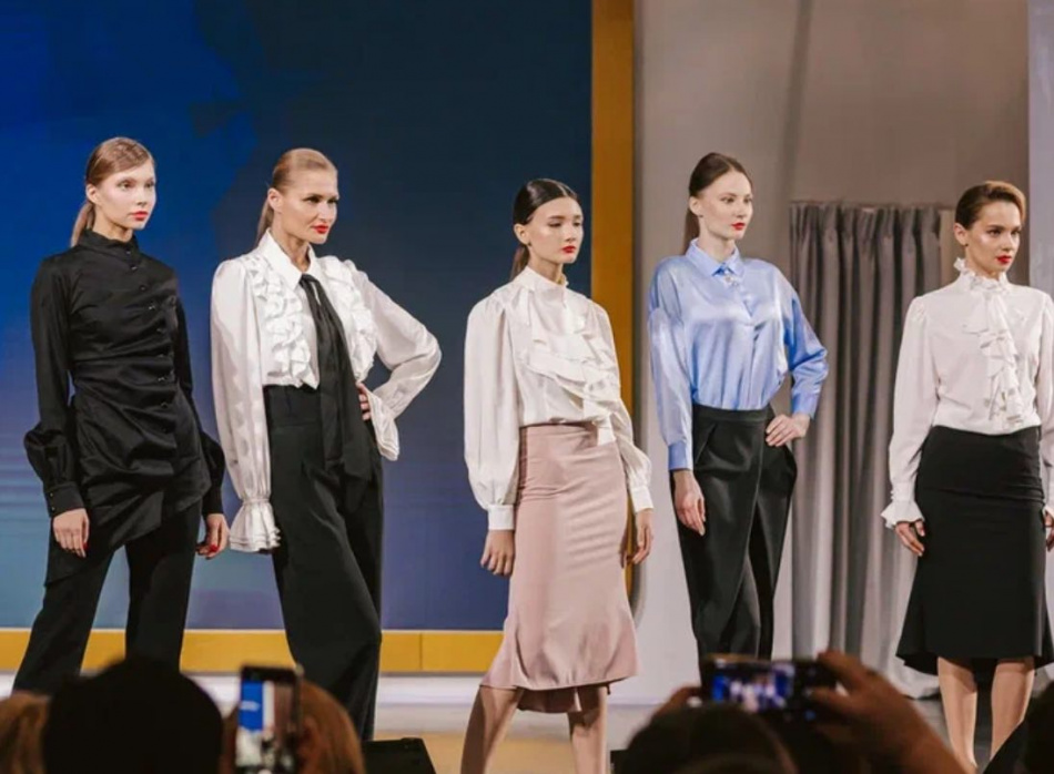 Модную учительскую одежду показали в павильоне Петербурга на выставке-форуме "Россия"