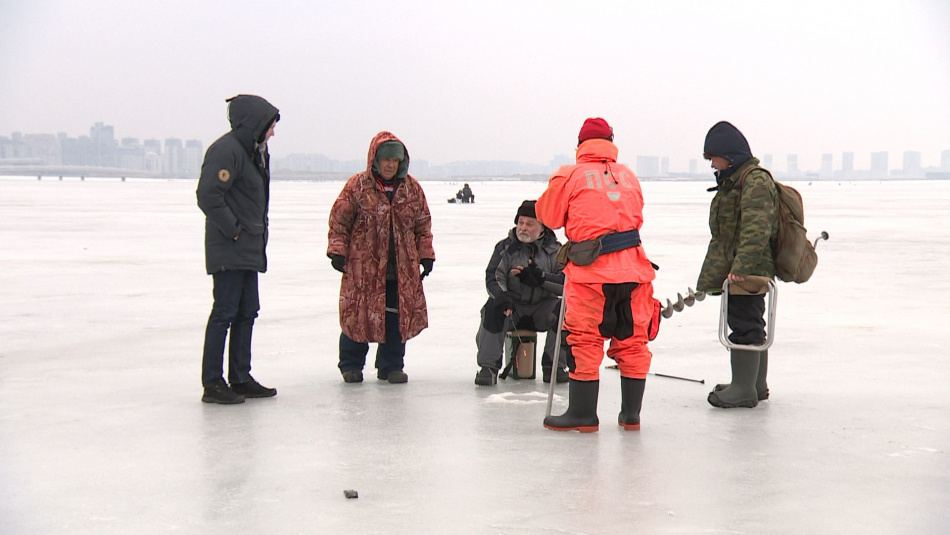 Рыбакам в Петербурге настоятельно советуют не ходить на лед