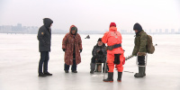 Рыбакам в Петербурге настоятельно советуют не ходить на лед