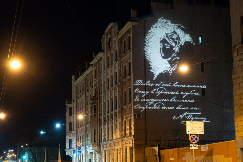 Фасады петербургских зданий украсят к 8 марта