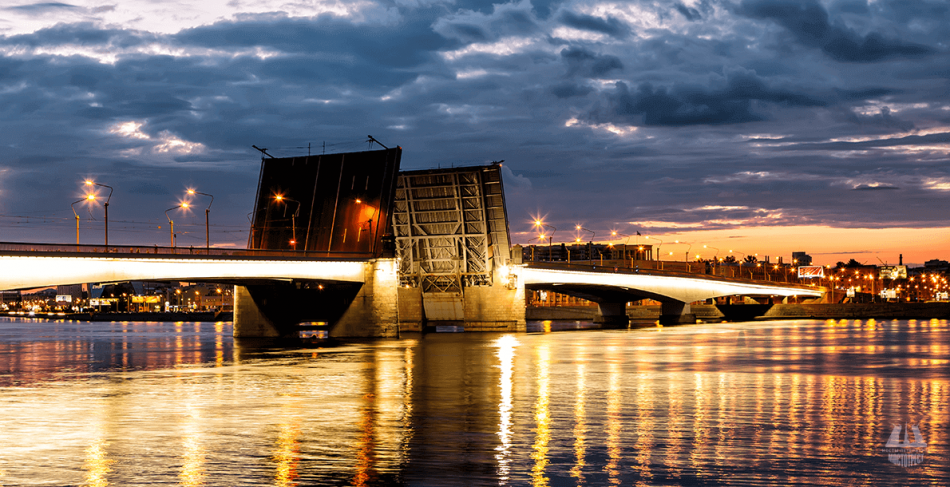 Улицы и мосты Петербурга приводят в порядок