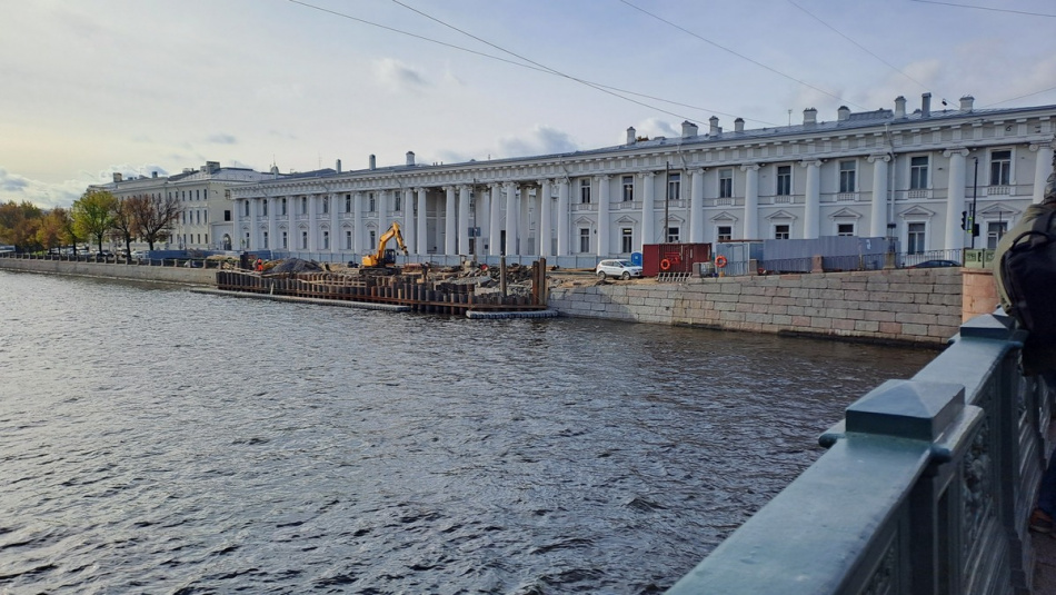 На поверхности Фонтанки и Малой Невки обнаружили масляные пятна