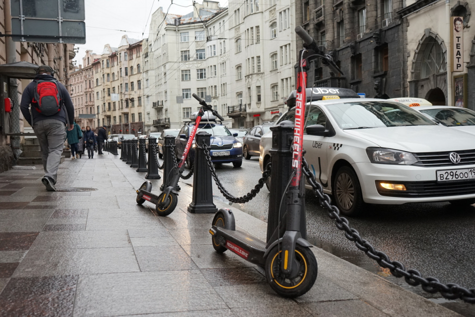 Электросамокатчикам хотят запретить езду на тротуарах в Петербурге