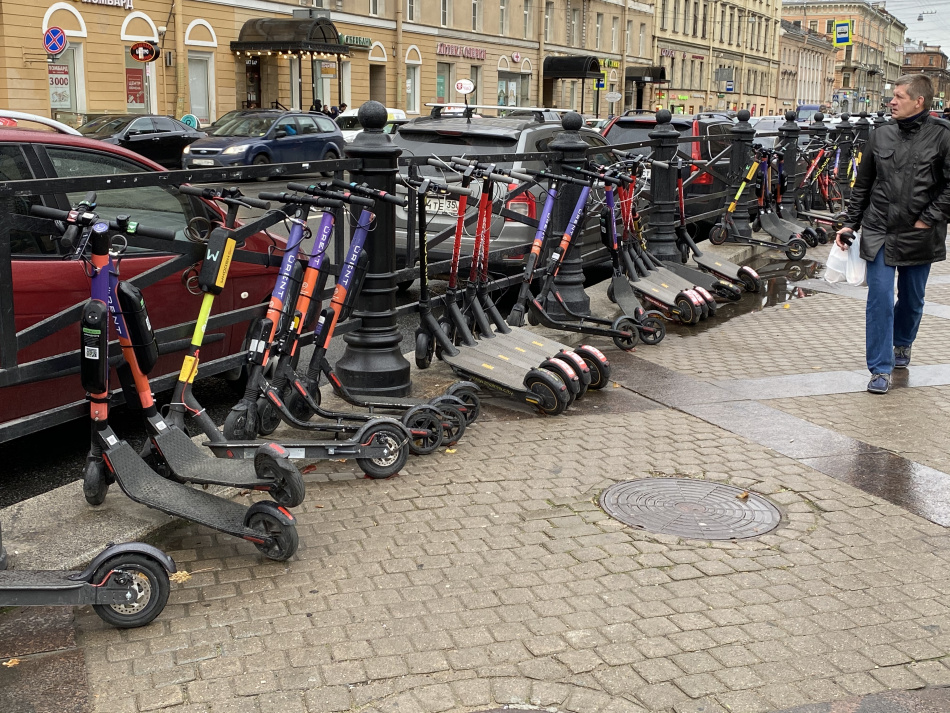 Петербуржец сбил подростка на электросамокате