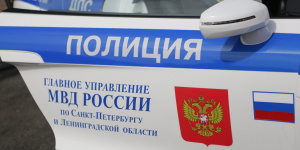 Пятеро неизвестных ограбили мужчину в одной из промзон Петербурга