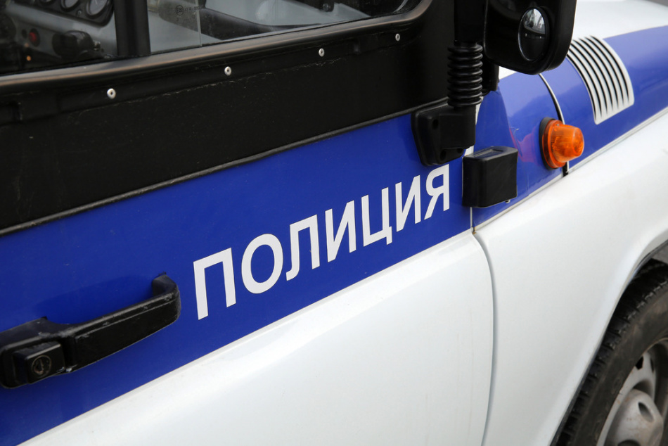На детской площадке на Дыбенко мужчина под веществами занимался непотребством 