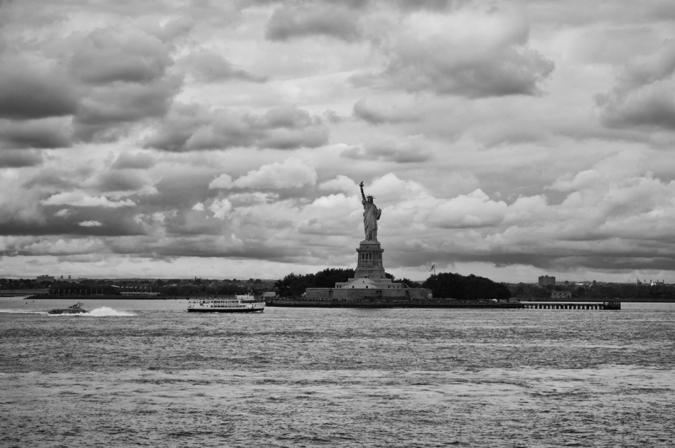 В Статую Свободы в Нью-Йорке ударил мощный разряд молнии 