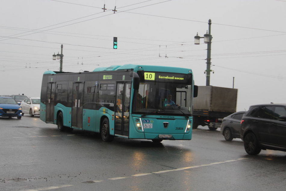 В Петербурге задымился лазурный автобус