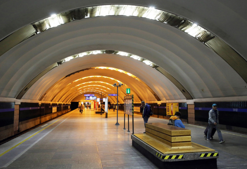 В московском метро на станции "Спортивная" произошло ЧП