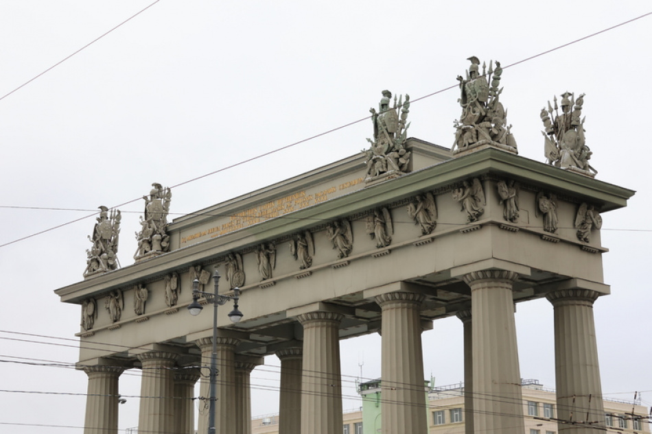 Московским воротам вернут отреставрированные скульптуры