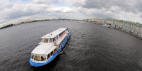 В Петербурге вновь запустили водный маршрут до Петергофа