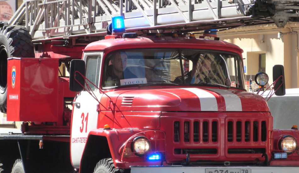 В Петербурге эвакуировали семью из горящей квартиры, пострадал ребенок