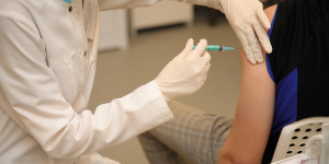 Доктор Мясников назвал вероятность «побочек» после вакцинации