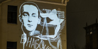 В честь 125-летия Владимира Набокова в Петербурге украсят фасады домов