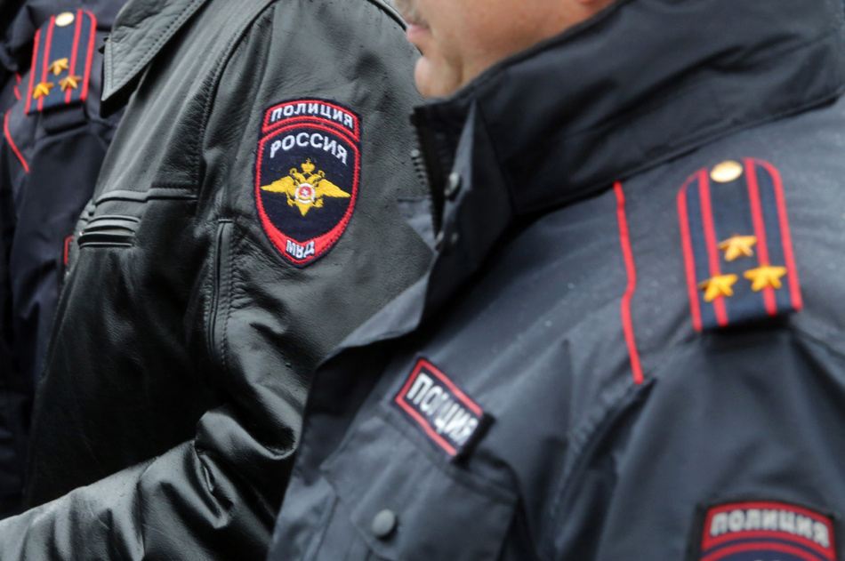 В Красном селе мужчина пистолетом угрожал супружеской паре с собакой