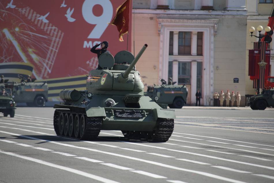 Парад Победы в Петербурге завершился вальсом на Дворцовой площади